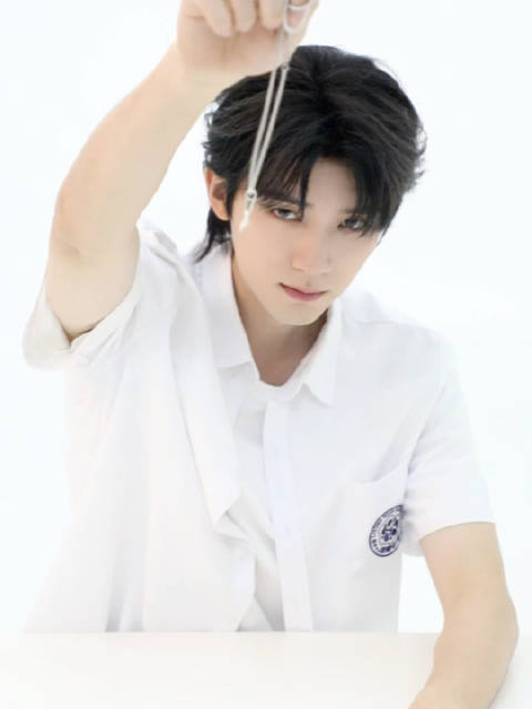 周翊然新歌《十二封信》海报曝光,泛旧痕迹记录创作热忱