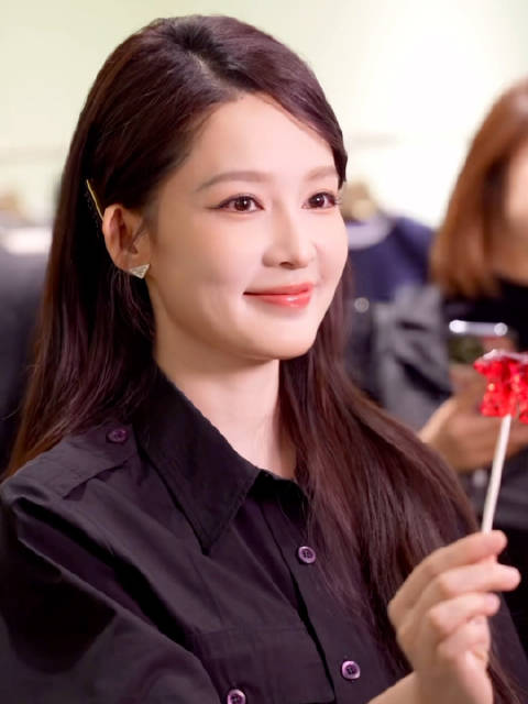 李沁亮相Prada活动展现无懈可击美貌