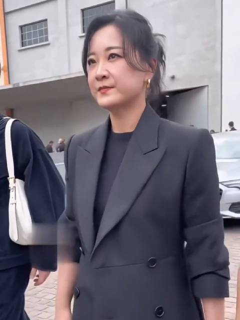 贾玲押注54亿转型新片《转念花开》挑战30亿票房