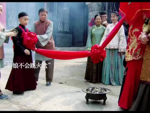 “小小年纪就懂得护妻，长大了还得了！”