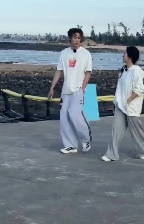 王鹤棣沈月现身亲爱的客栈2026海边散步