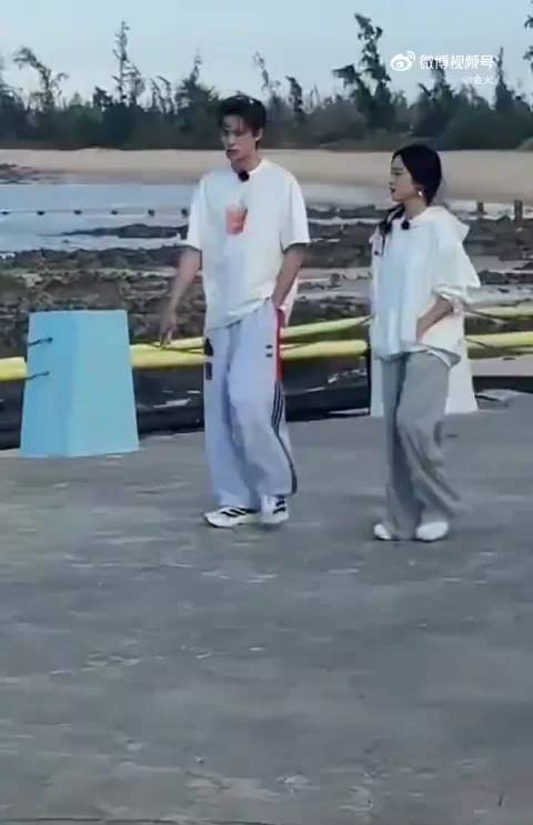 《亲爱的客栈2026》路透曝光，王鹤棣沈月白鹿秦岚海边营业