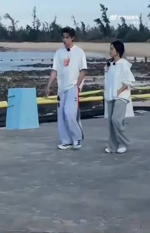 《亲爱的客栈2026》路透曝光，王鹤棣沈月秦岚亮相