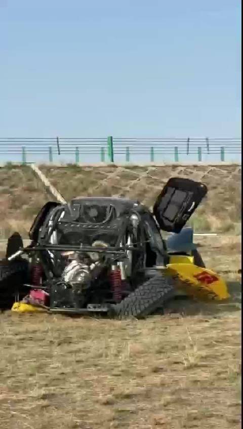 这是谁家的赛车啊？达喀尔的丰田陆巡吗？