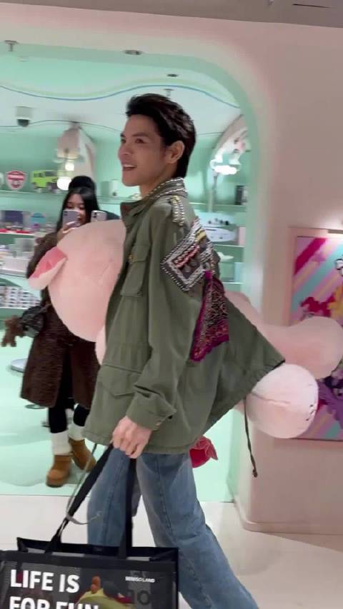 向佐上海逛街为郭碧婷买巨型猪公仔