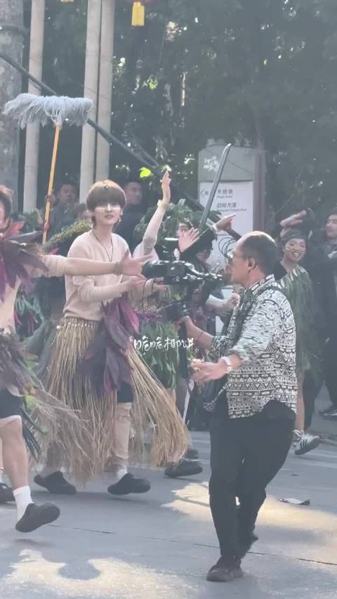 五哈穿草裙跳舞路透，邓超鹿晗李乃文范志毅你们跳的好开心啊