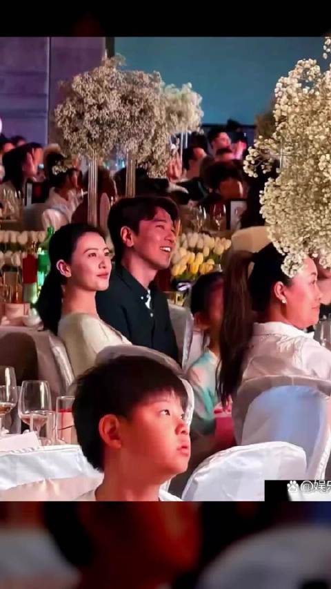 高圆圆和赵又廷在朋友婚礼上秀恩爱，全程甜蜜撒狗粮，真让人羡慕