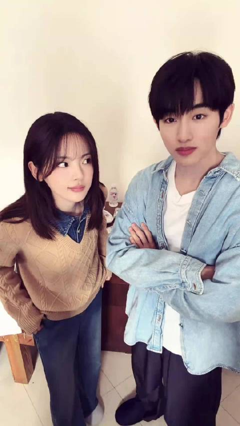 杨超越董思成共创合拍手势舞，这才是我爱看的少男少女啊