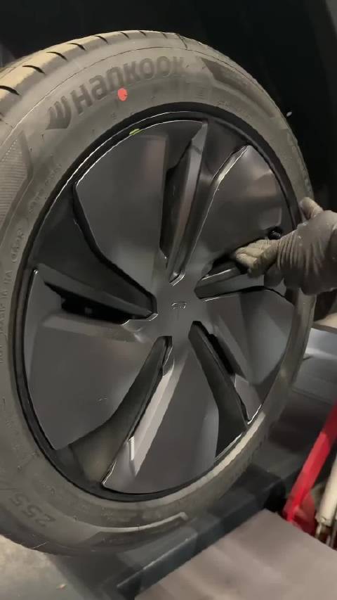 其实我觉得特斯拉的轮毂不带罩子也挺帅的