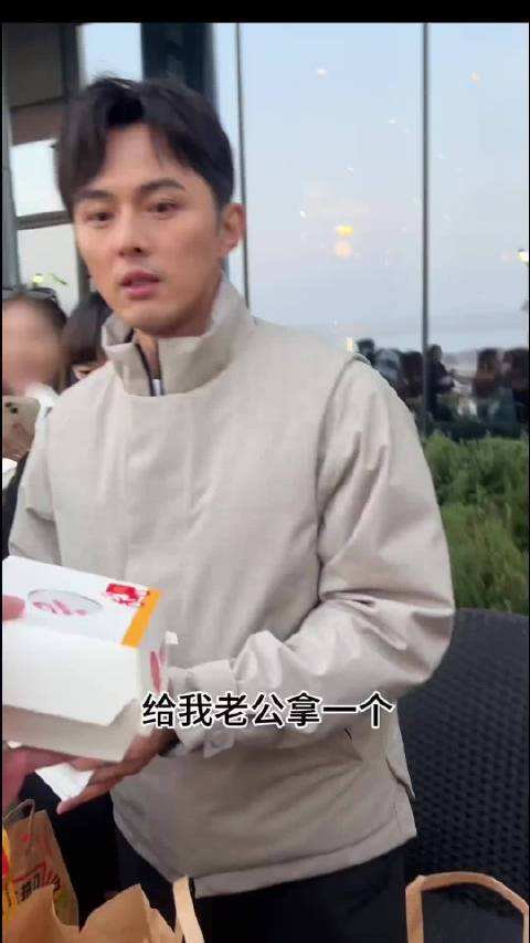 叶祖新为粉丝准备汉堡叮嘱带给她老公
