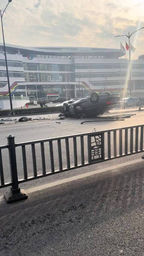 日系轿车城区撞翻特斯拉受损严重