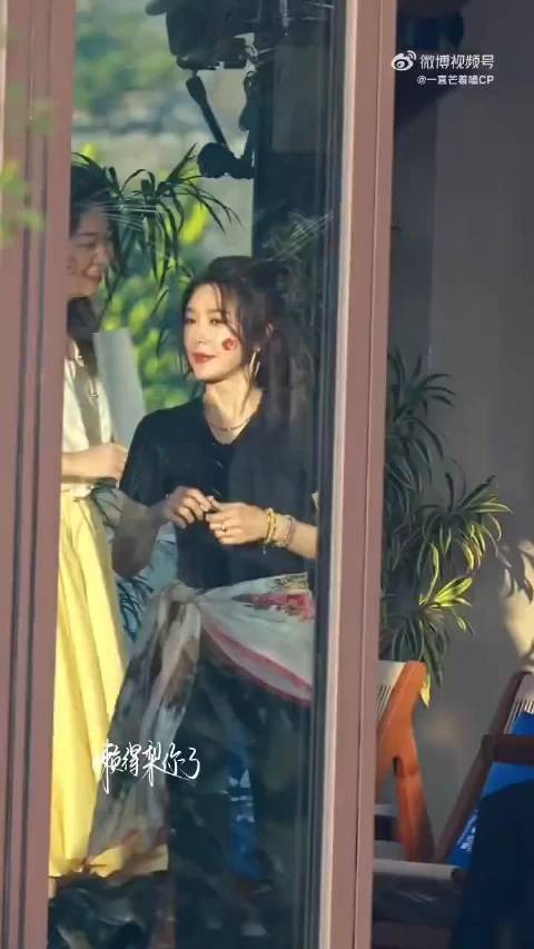 沈月《亲爱的客栈》路透曝光，连体眉毛造型引欢笑