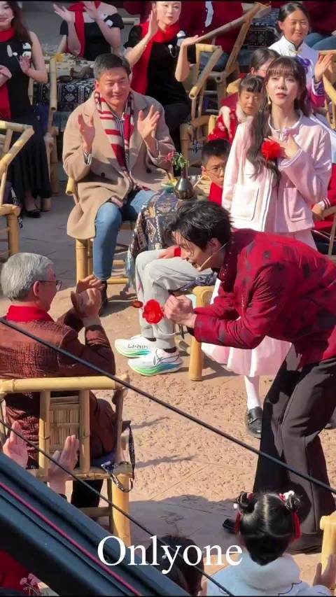 真是上一秒耍帅下一秒碰到了报一丝，顺势给座位上的爷爷拜个年