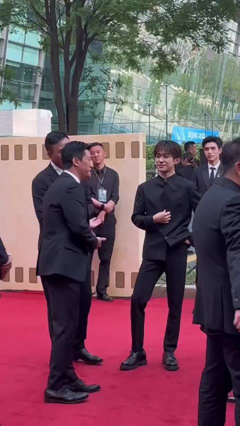 易烊千玺、吴京、沈腾、章子怡、胡军、陈飞宇～红毯花絮，大型的社交名利场