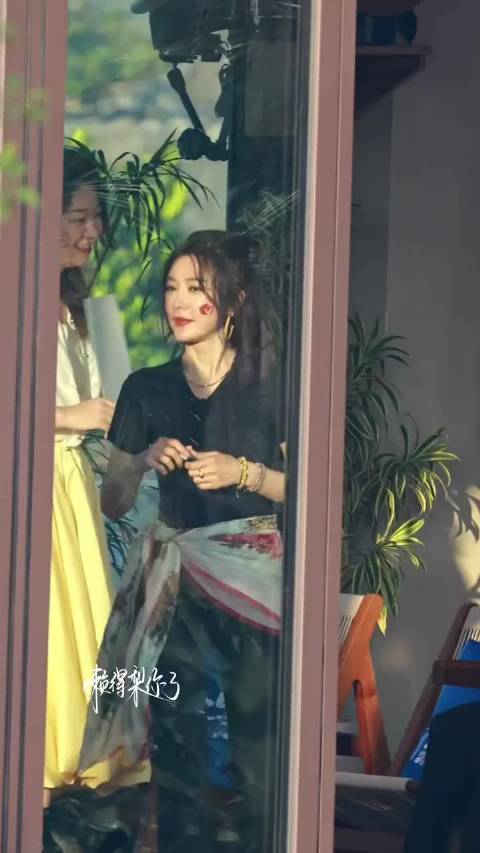 沈月秦岚客栈录制脸部彩绘引关注