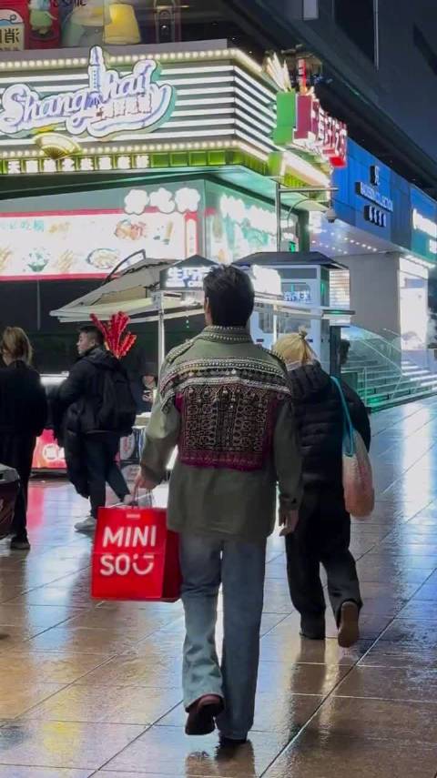 向佐腊八节采购年货，为家人购置巨型玩具