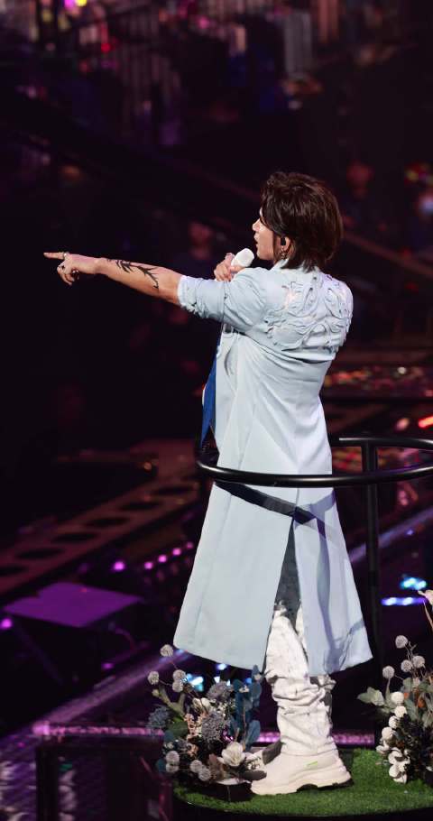 言承旭恒星之城成都演唱会蓝衣白马甲造型引期待