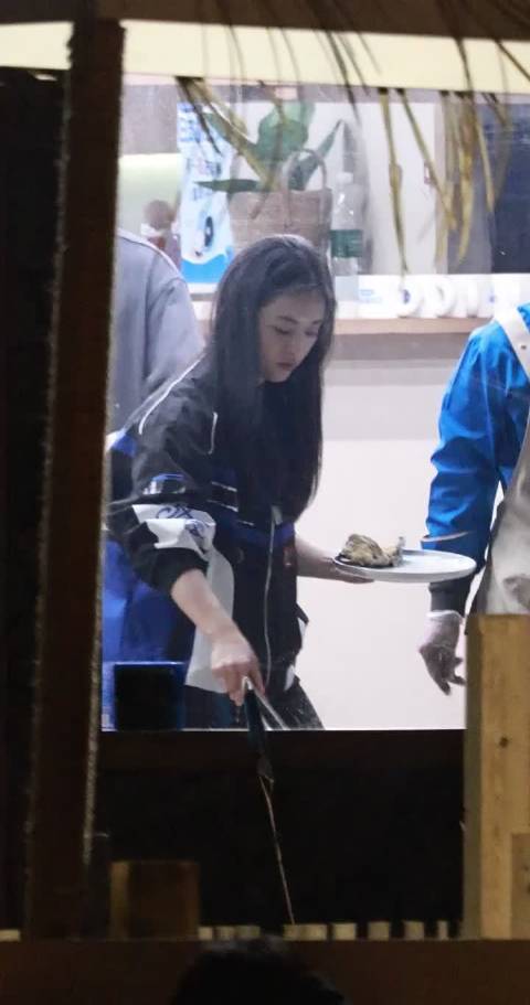 沈月客栈路透曝光，大厨上线烹饪生蚝