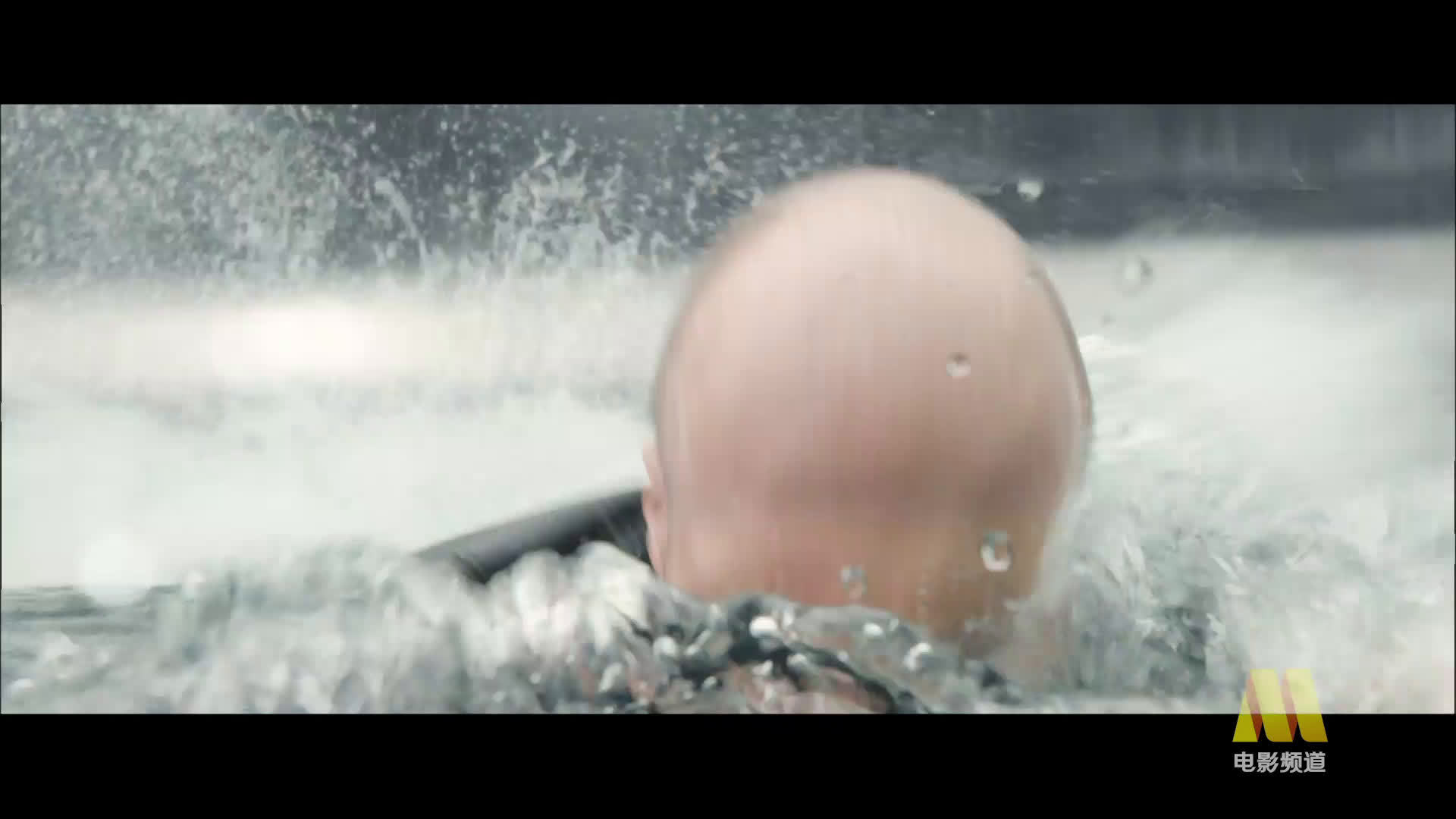 《巨齿鲨》今日16:25电影频道播出，斯坦森李冰冰对抗史前巨兽