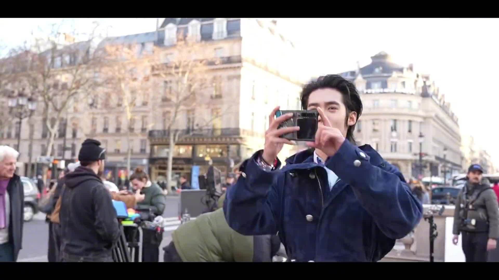 于适去时装周也不忘玩音乐