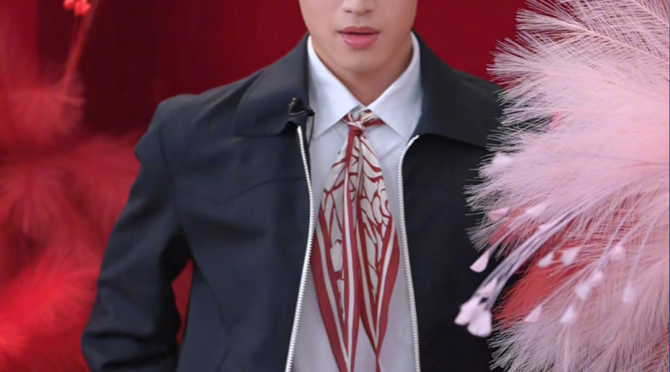张康乐做客李佳琦直播间全程：张康乐黑色西装红色挑染经验登场！