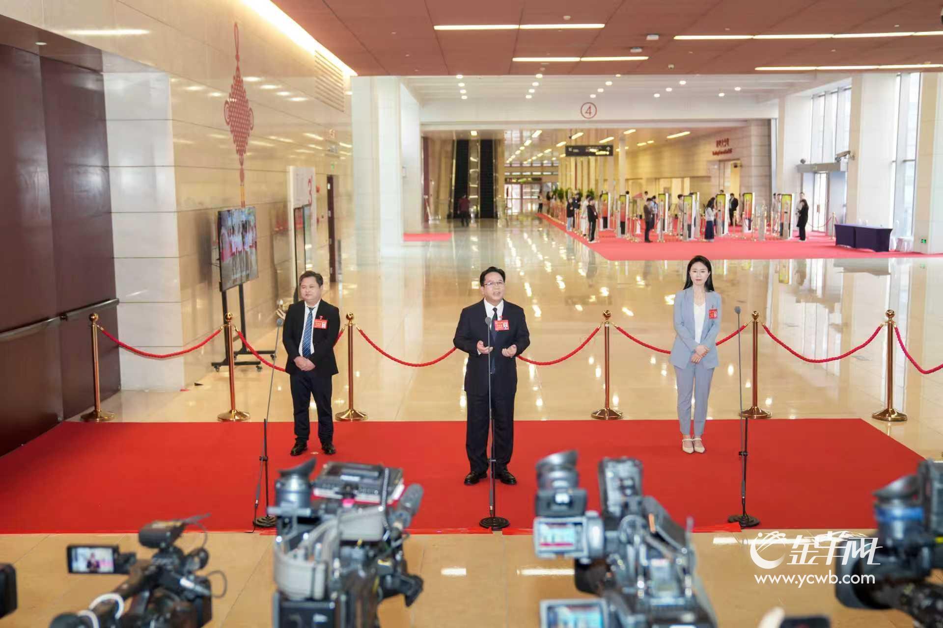 “超级跑车”跑出产业加速度，初心答卷情系百姓家，第二场“代表通道”举行