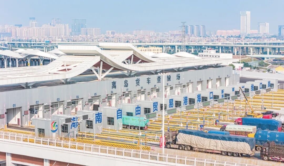 在新海港和南港“二线口岸”（货运）集中查验场，货车有序排队依次通过监管通道。记者 苏弼坤 摄