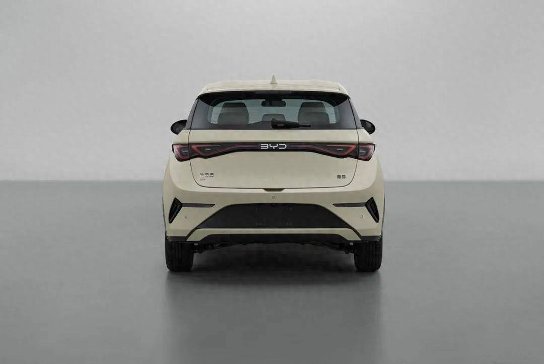 经济实惠纯电轿车购车享补贴性价比更高