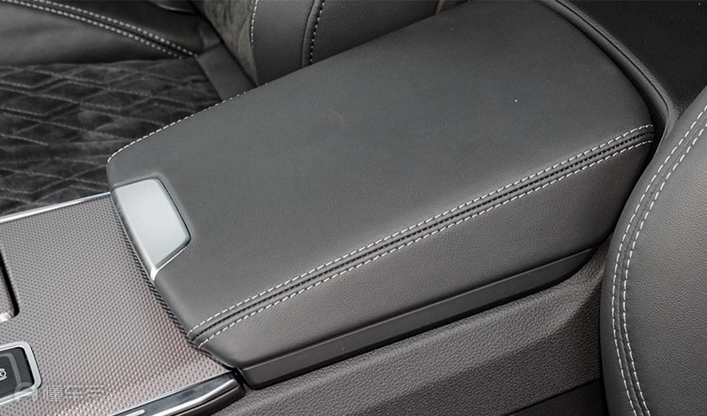 宝马i4 2022款 M50后排座椅放倒比例_座椅配置