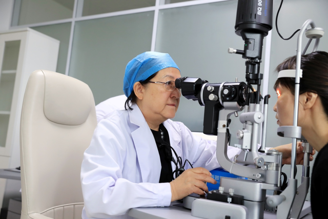 黎晓新总院长为患者查眼