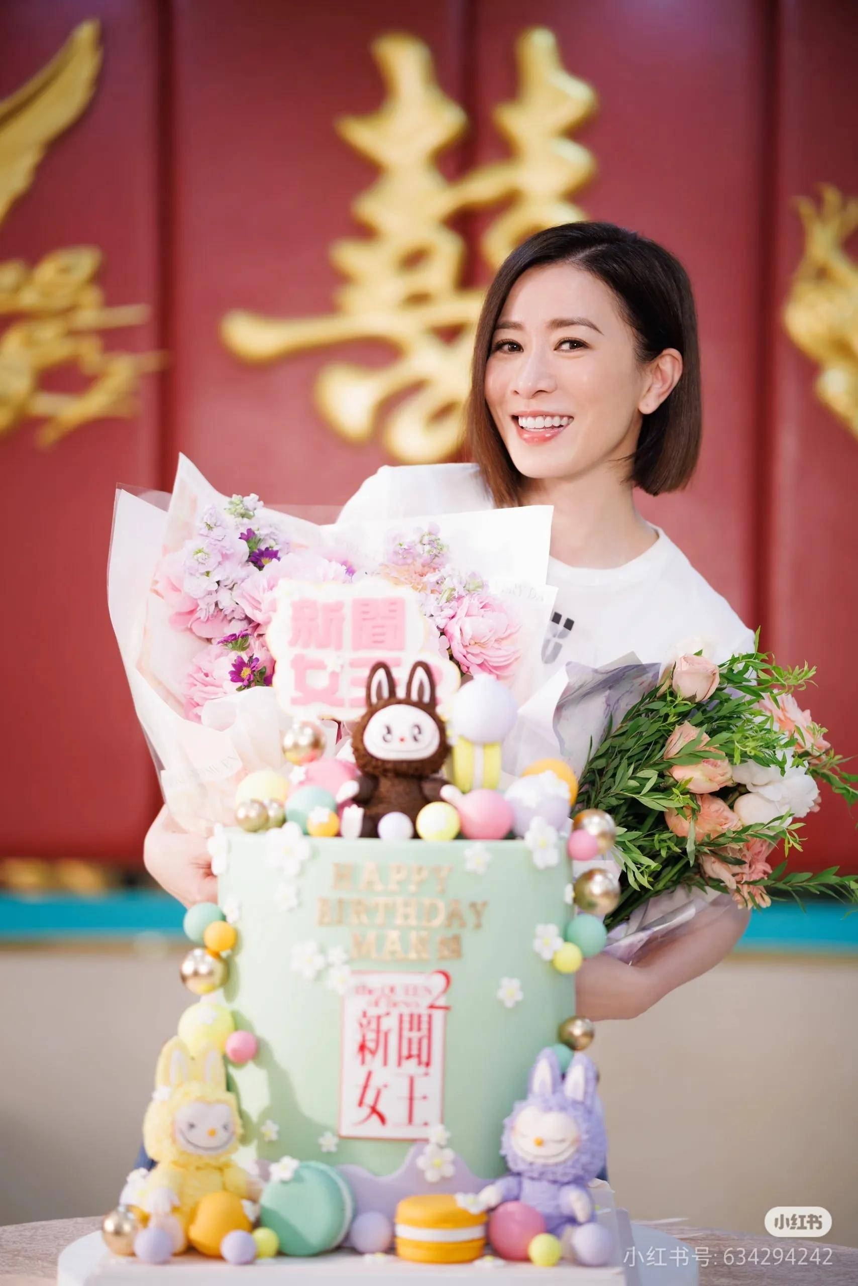 佘诗曼晒最新写真照，展现自信魅力，开心是她每天的动力与基础_生活_方式_动态