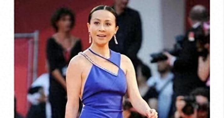 刘嘉玲太丰满了，穿高开叉裙都兜不住好身材，难怪直男都喜欢她