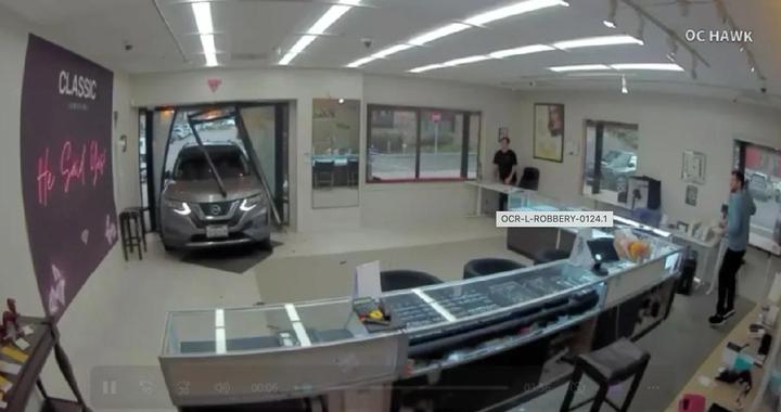 美国加州珠宝劫案：越野车撞开店门，1分钟抢走百万美元珠宝，8人落网