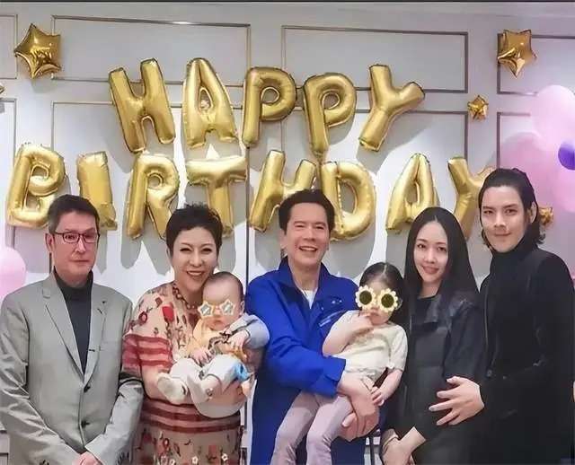 向华强谈婚姻:摒弃彩礼观念，回归婚姻本质_向太_郭碧婷_向佐