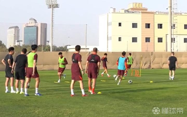 北青：国足今天恢复一天一练的节奏，王钰栋有望在热身赛出战