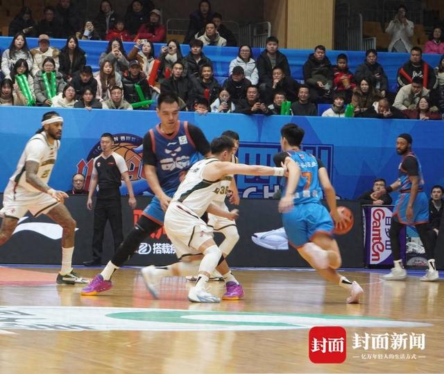 四川男篮（蓝衣）段睿琪（右）在杨文学掩护下突破。吉星 摄
