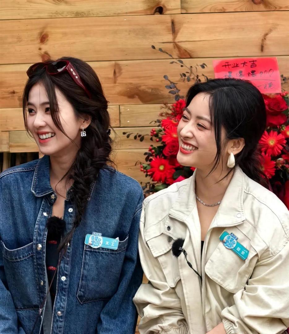 封神同框!白鹿沈月贴贴王鹤棣素颜接地气太圈粉