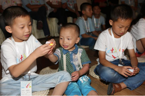 2013年7月26日，参加由嫣然天使基金会发起的唇腭裂患儿家庭亲子夏令营活动的儿童在玩耍。新华社发（刘长龙 摄）