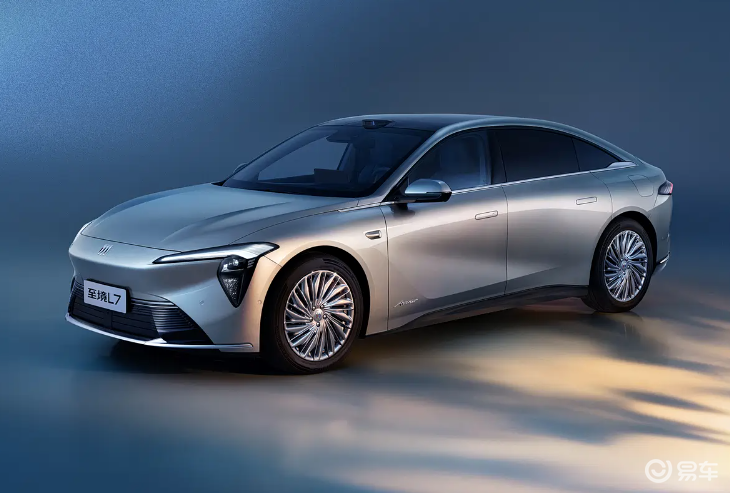 至境L7车长超5米，轴距3米，配双120度零重力座椅