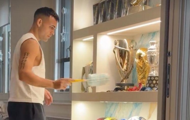 家中享受休闲时光,劳塔罗细心打扫奖杯和MVP小雕像