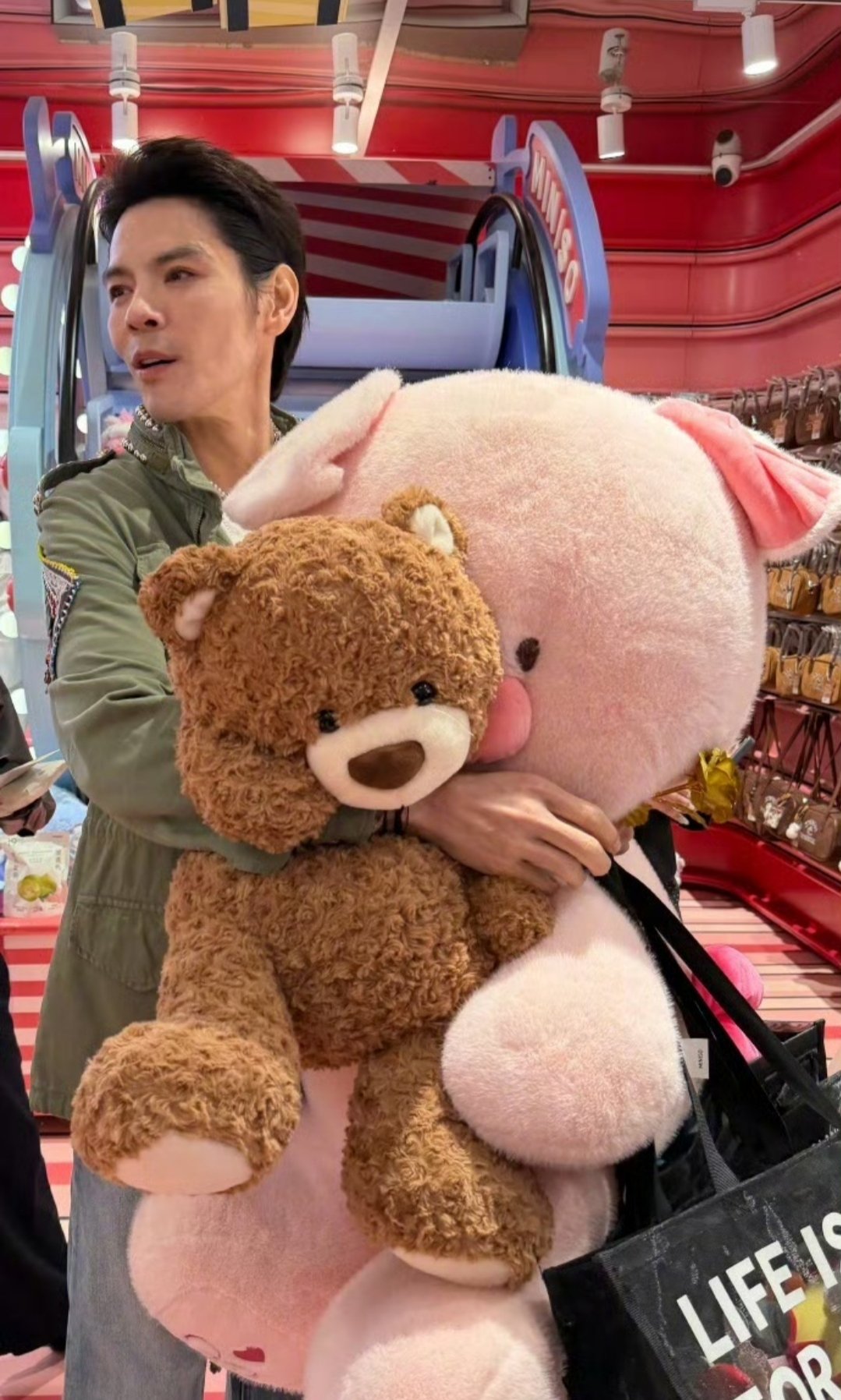 向佐街头扛巨型猪公仔示爱郭碧婷:最笨拙的浪漫,藏着最真心的宠爱