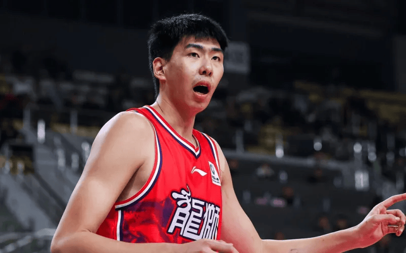 解说员：从广州队得到消息，徐昕赛前热身时出现小伤