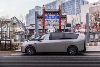 李想两度发文回应理想MEGA被黑，何小鹏和余承东评论声援