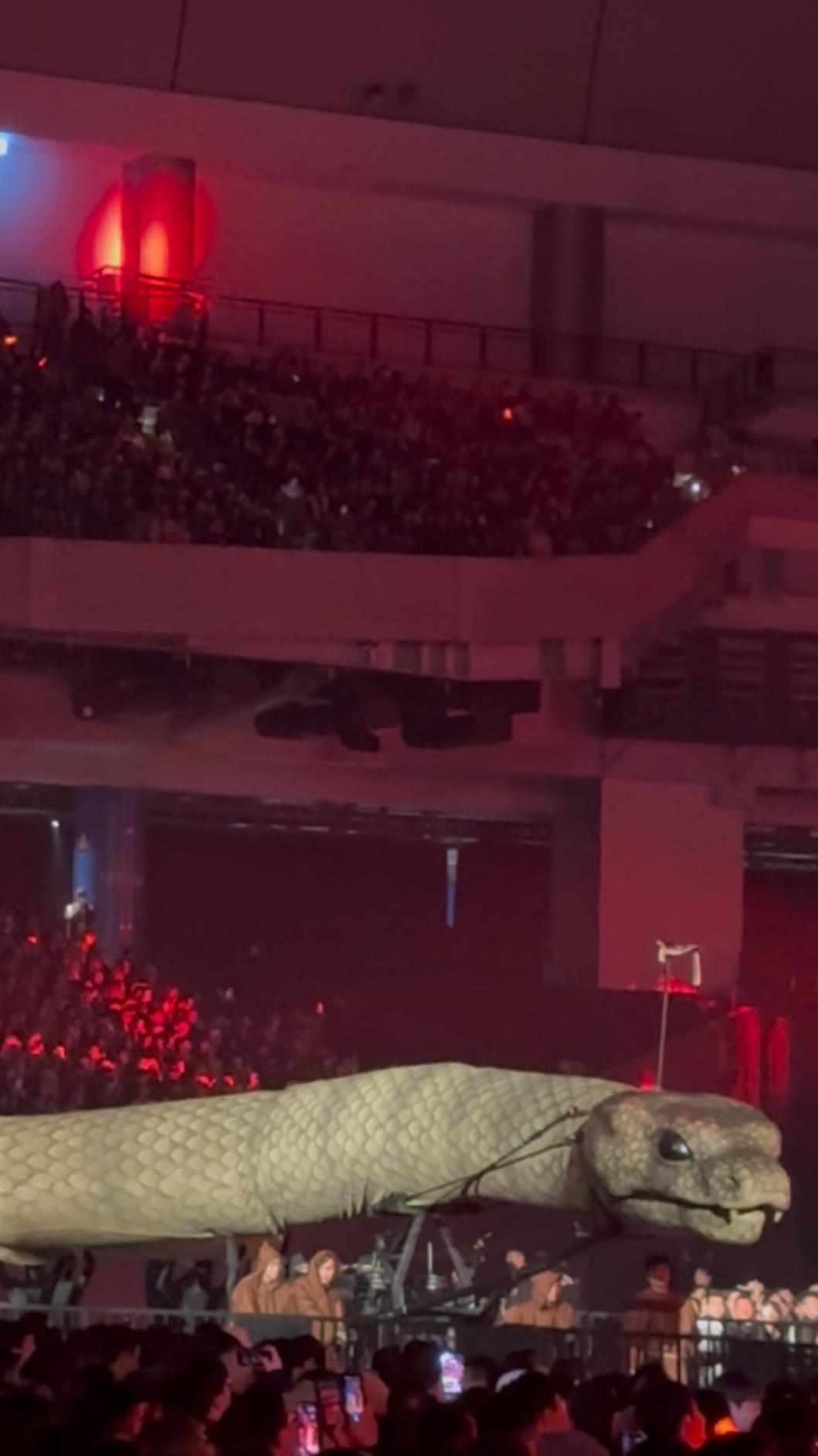 豪砸3680万打造世界观场景 蔡依林站三层楼高巨蟒唱跳