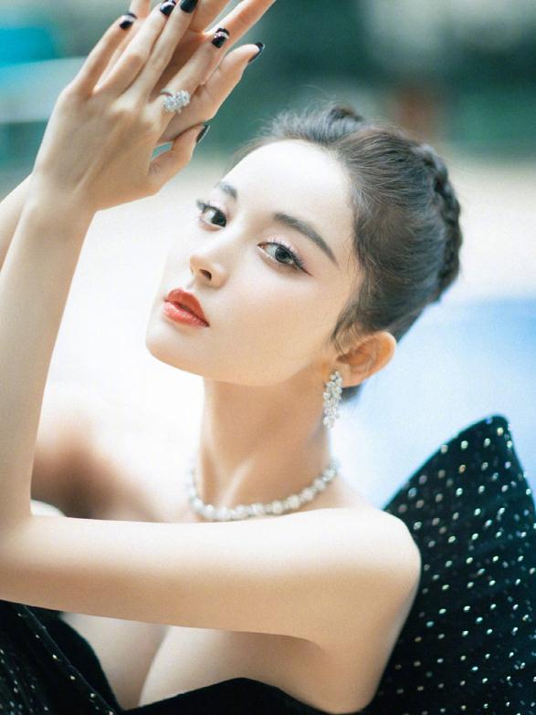 娜扎晒美照,不小心泄露戚薇的照片,救场方式堪称教科书古力娜扎杨幂唐嫣娱乐圈_订阅