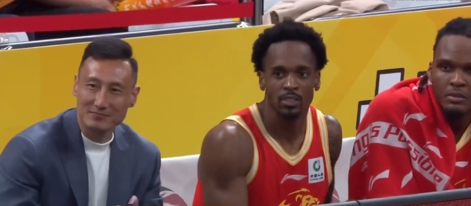 广厦vs青岛前瞻：布朗PK韦瑟斯庞引超级外援对决 王博客场挑战刘维伟