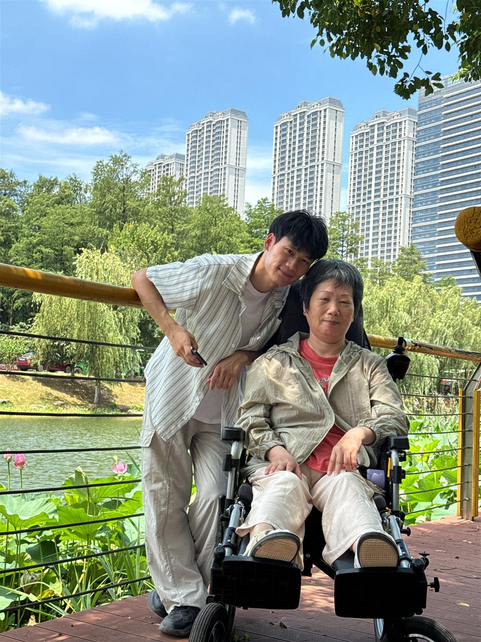 湖北95后小伙辞职照顾瘫痪母亲三年多,改造房车计划携母远游2年:去年开始健身,为了能稳稳抱起妈妈