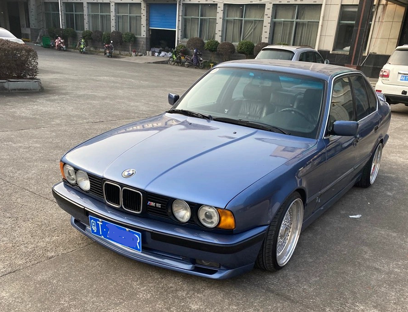 小伙晒出父亲的1995款宝马M5，代号E34，宝马最低调的一代性能车