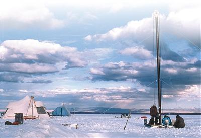 1987年，中美联合科考队队员在祁连山敦德冰帽进行钻探。美国伯德极地与气候研究中心供图