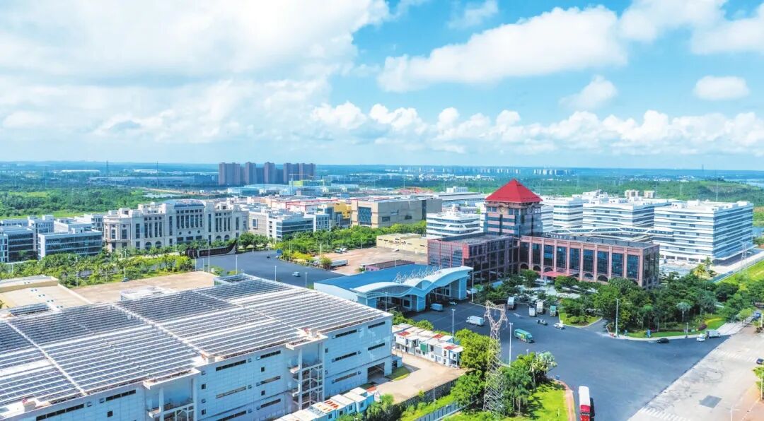 俯瞰日新月异的海口综保区。记者 杨鹤 摄